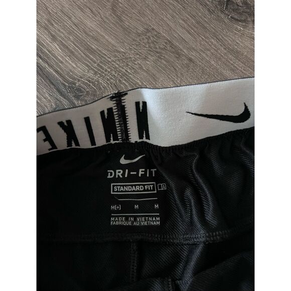 Nike standart fit Women’s Active Shorts size M - Picture 3 of 3